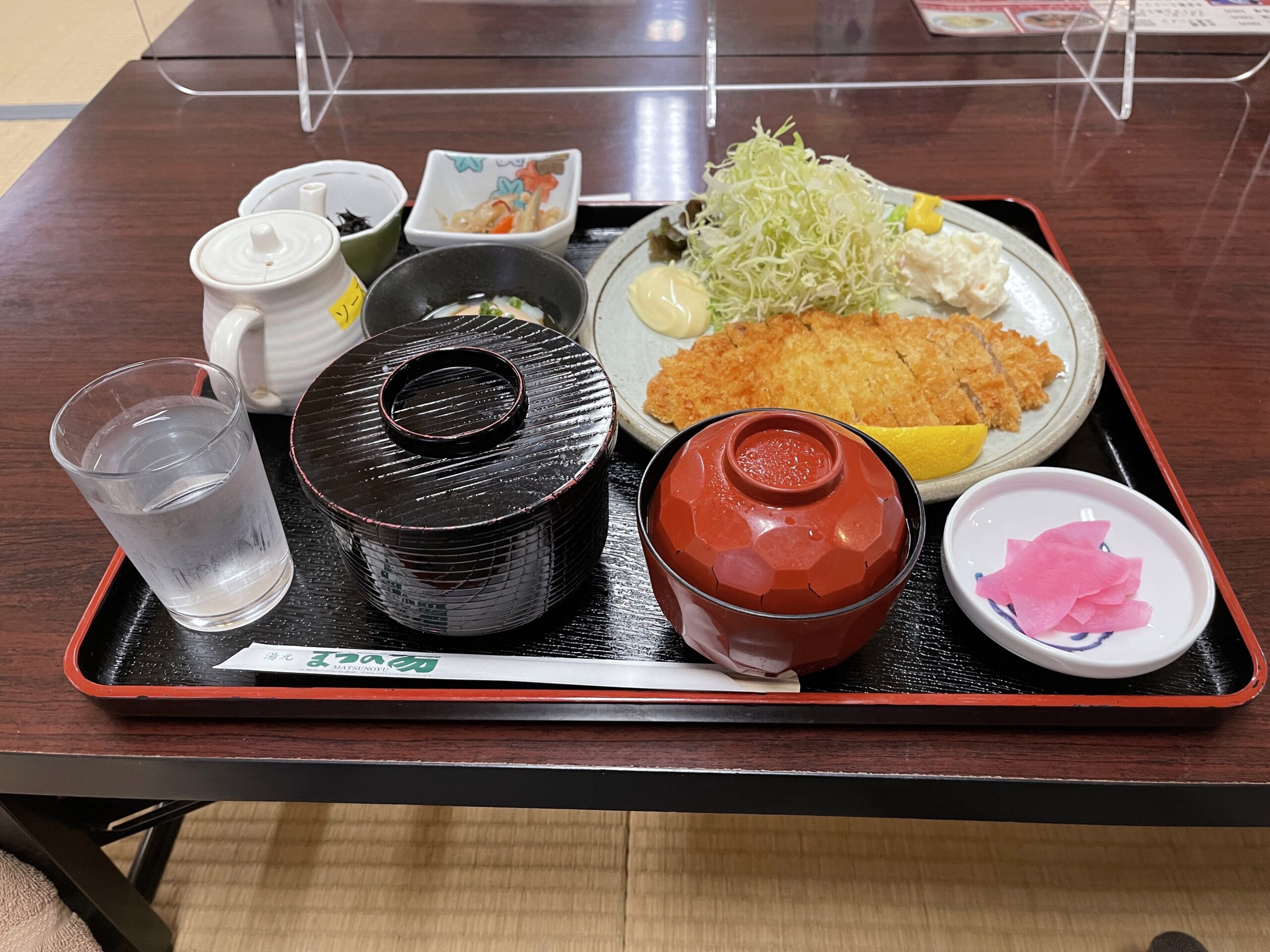 温泉の食堂でとんかつ定食を食べてきました。