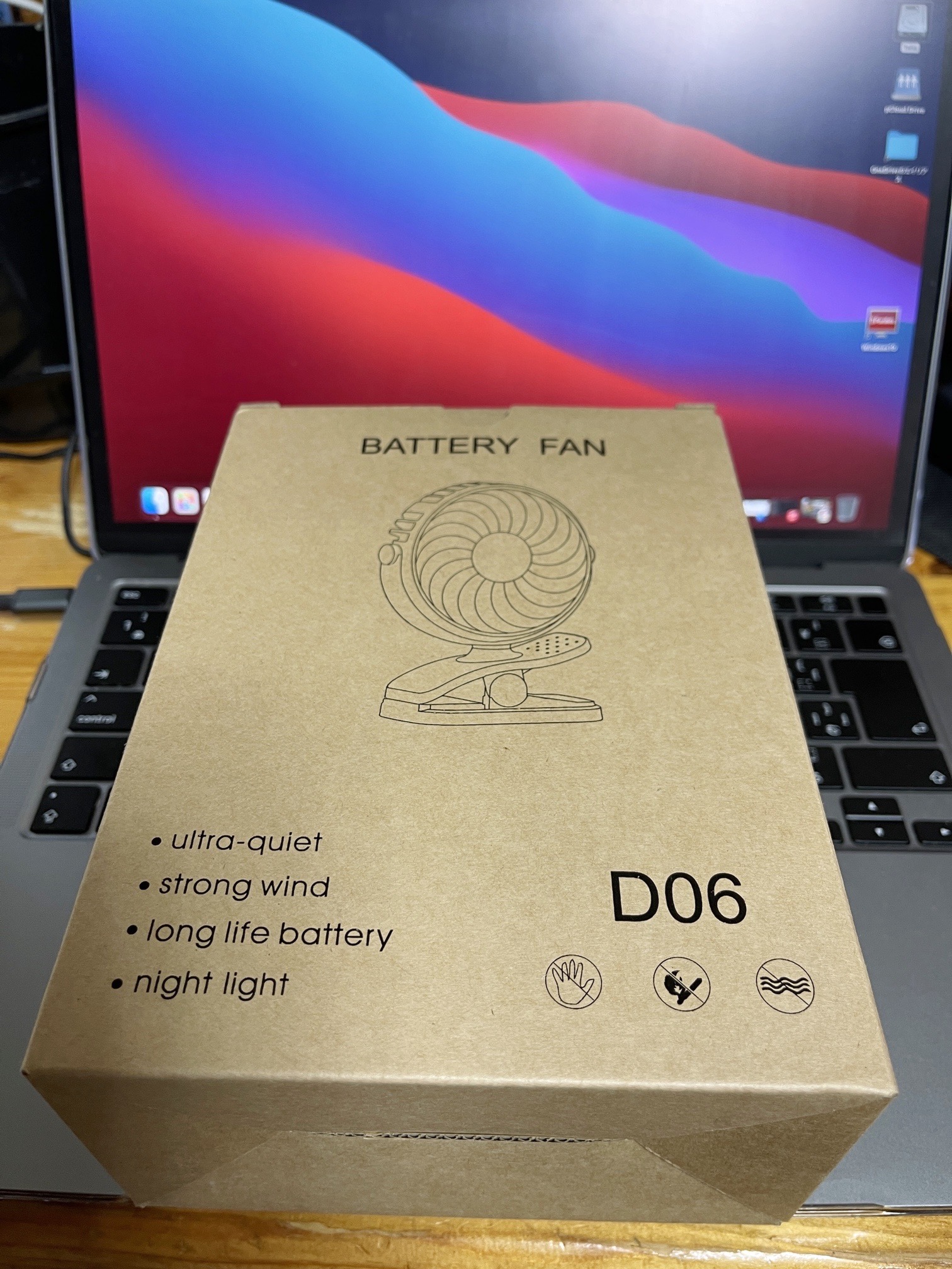 あまりにも暑いのでテーブルファンを導入した