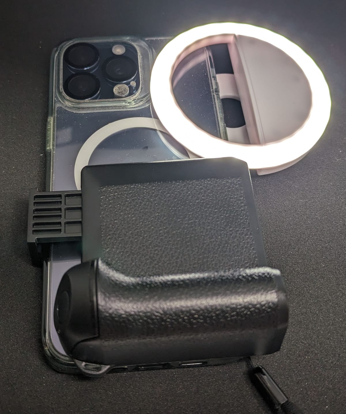 外付けシャッターとLEDを取り付けたiPhone15ProMax